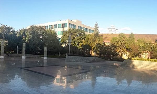 云南旅游职业学院校园广场