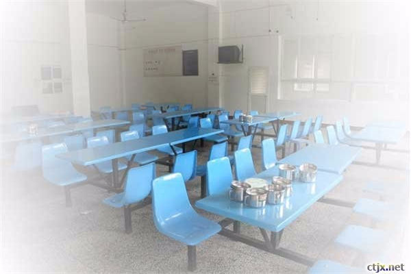 重庆铁路运输技师学院食堂一角