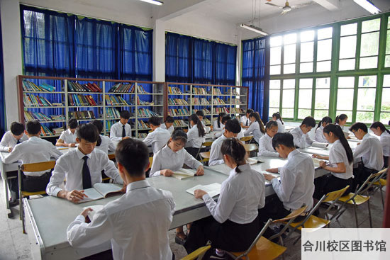 重庆春珲人文技工学校图书馆实拍图片4