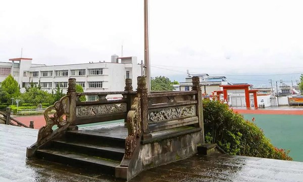腾冲市第一职业高级中学升旗台