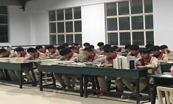 大理技师学院晚自习 