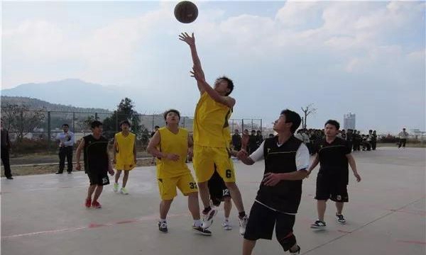 大理科技管理学校篮球场