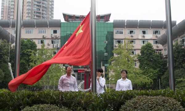 重庆市旅游学校升旗仪式