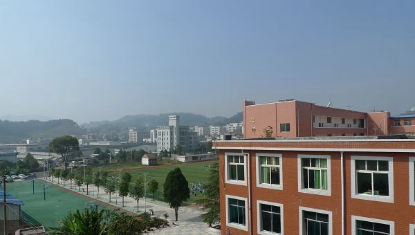 贵阳市第五职业学校(贵阳市乌当区中等职业中学)远看学校篮球场