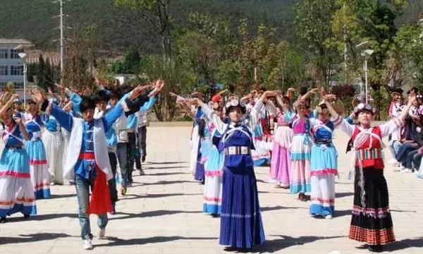 玉龙县职业高级中学民族民间打跳