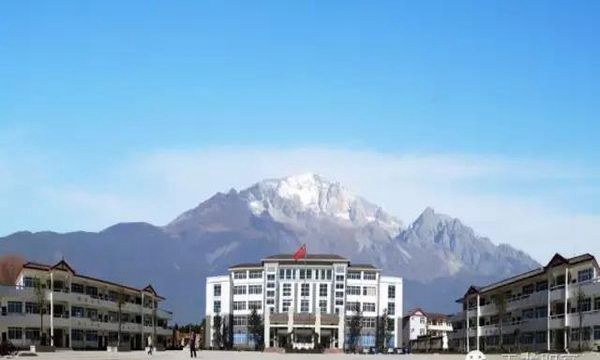 玉龙县职业高级中学广 场
