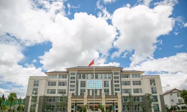 玉龙县职业高级中学学校大楼