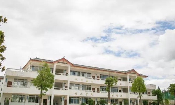 玉龙县职业高级中学美丽校园