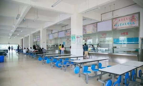 玉龙县职业高级中学餐厅