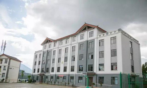 玉龙县职业高级中学教学楼