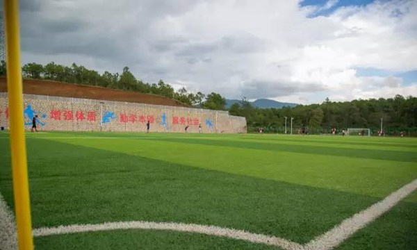 玉龙县职业高级中学足球场
