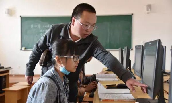 迪庆州民族中等专业学校计算机课教学