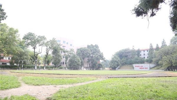贵阳经济贸易中等专业学校东校区操场