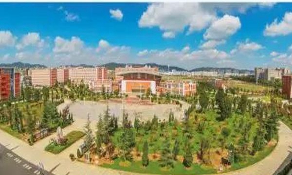 曲靖医学高等专科学校校园中心广场.fw