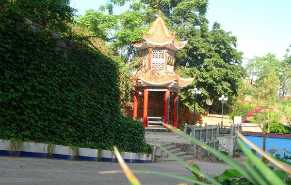 罗甸县中等职业学校省身亭一角