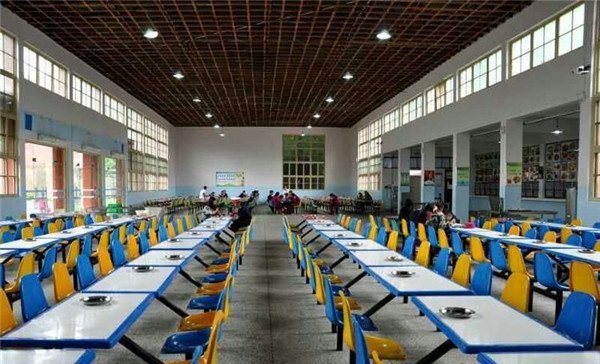 贵州现代经济学校学校食堂内部