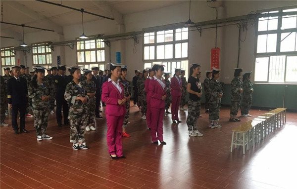 贵州现代经济学校航空高铁礼仪培训