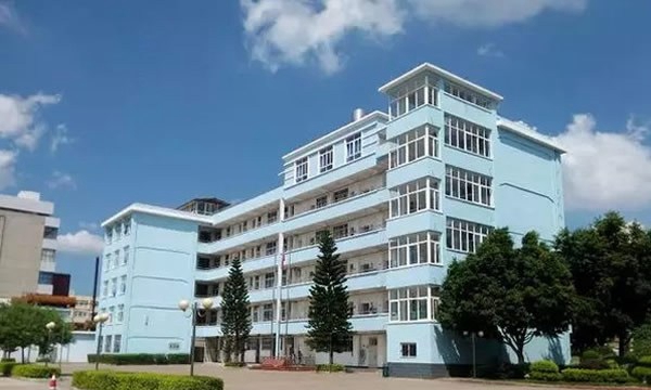 云南玉溪卫生学校教学楼 (1)