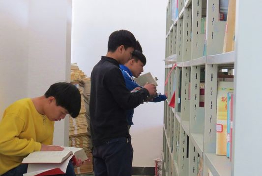 普定县职业技术学校图书一角