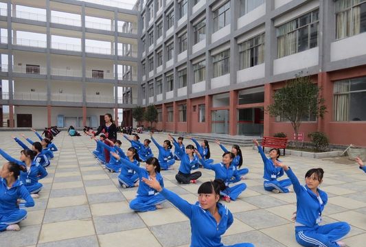 普定县职业技术学校舞蹈排练