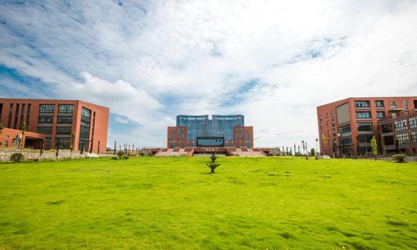 安顺职业技术学院草地