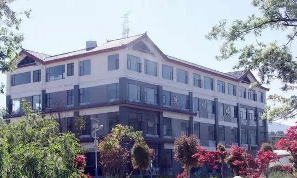 玉龙县职业高级中学实训楼