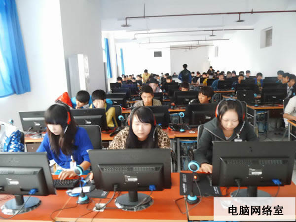 重庆艺才技工学校电脑实训室图片