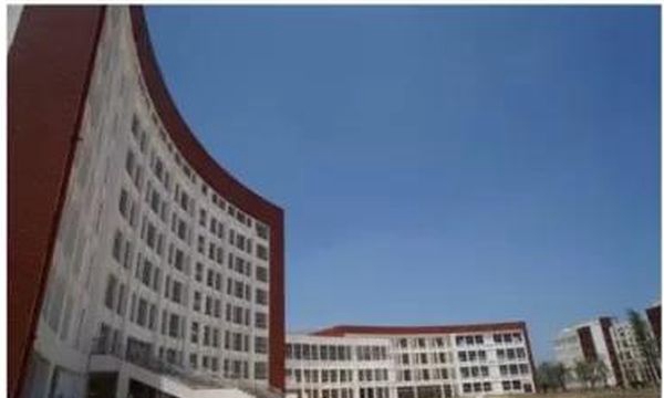 昆明市财经商贸学校校操场