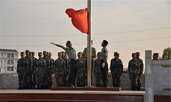 曲靖工商职业技术学院升旗仪式 曲靖工商职业技术学院升旗仪式