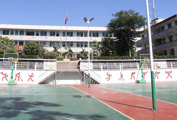 澜沧县职业高级中学篮球场 澜沧县职业高级中学篮球场
