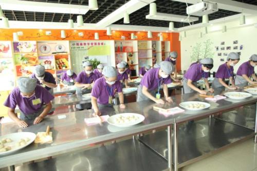四川厨师适不适合女生学呢,成都职业中专学校