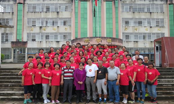 普洱市体育职业高级中学女篮合影 普洱市体育职业高级中学女篮合影