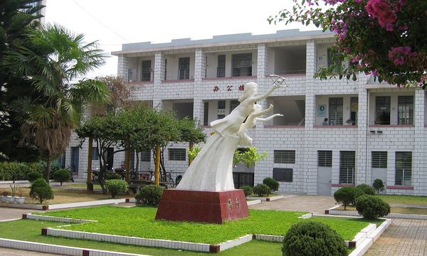 云南省普洱卫生学校学校雕像 云南省普洱卫生学校学校雕像