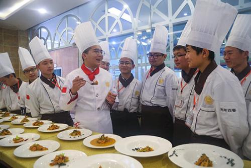成都初中毕业学厨师前景如何,成都青年职业学校