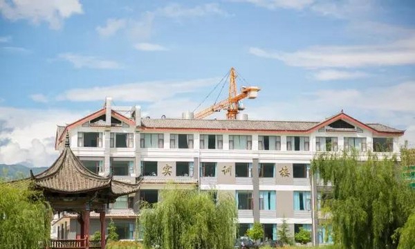 玉龙县职业高级中学校园风景