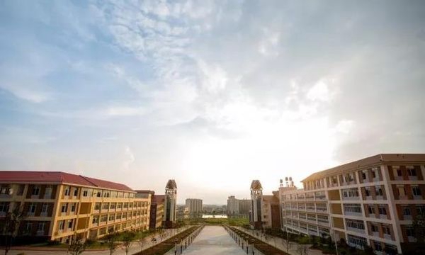 德宏职业学院校园远眺 德宏职业学院校园远眺