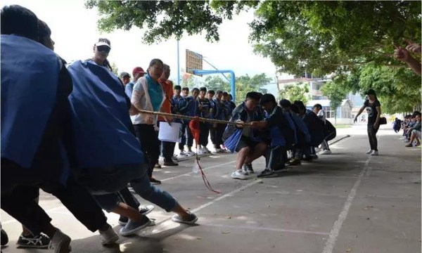 南涧县职业高级中学拔河比赛