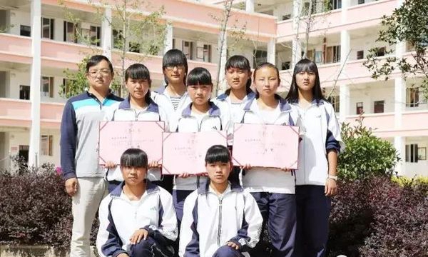 鹤庆县职业高级中学校园一角 鹤庆县职业高级中学校园一角