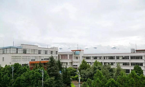 腾冲市第一职业高级中学校园景色