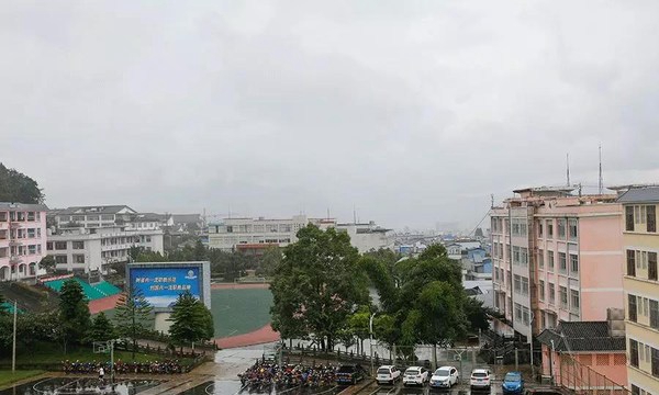 腾冲市第一职业高级中学篮球场