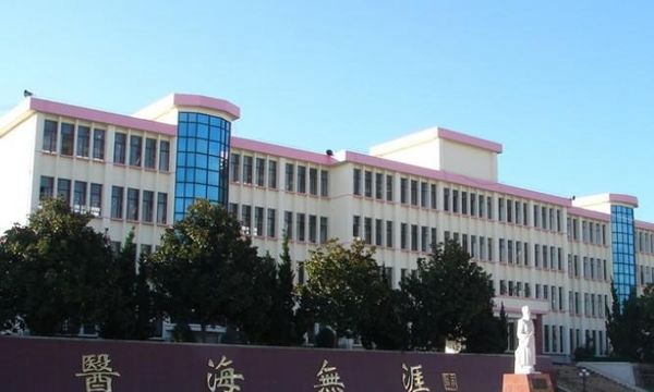 楚雄医药高等专科学校学校大楼
