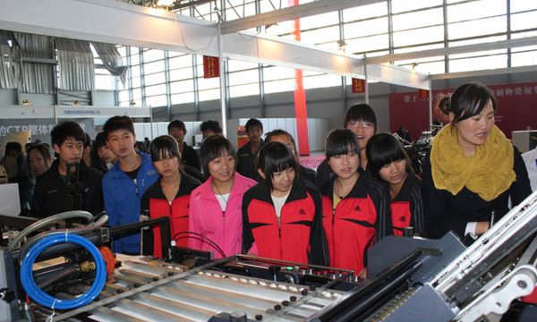 云南出版传媒技工学校认真学习