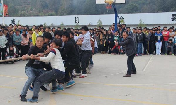 昆明市台湘科技学校拔河比赛