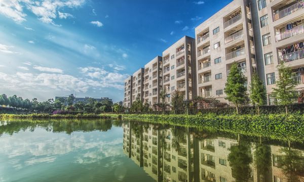 云南工商学院波光潋滟 云南工商学院波光潋滟