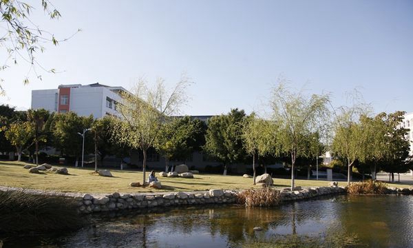 云南建设学校中心花园 云南建设学校中心花园