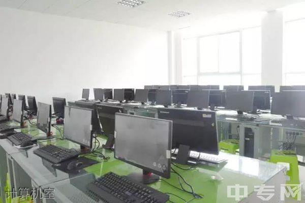 贵州航空工业技师学院计算机室