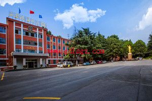 西安铁道职业学校行政楼广场图片